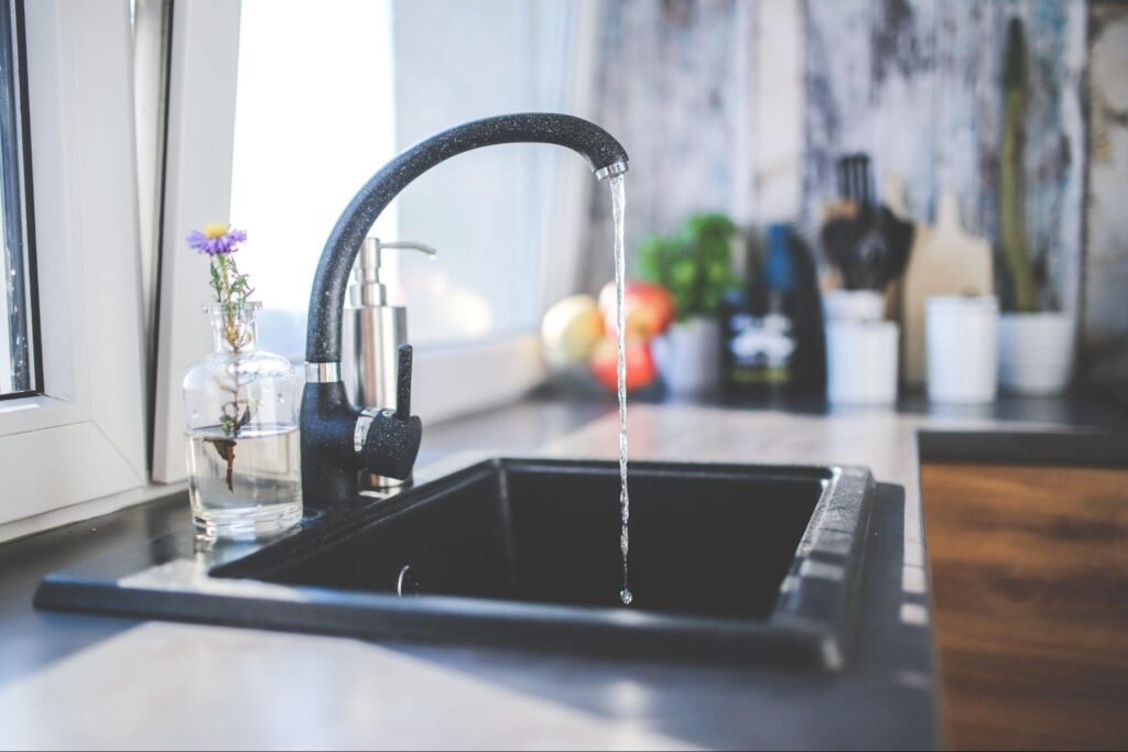 Pourquoi votre eau du robinet peut poser problème et comment ETL EcoWater peut y remédier ?