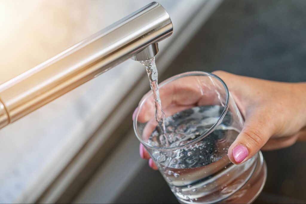 Eau potable en France : normes, limites et solutions pour une eau plus sûre chez vous